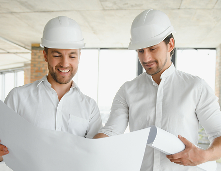 Hombres con casco y camisa blanca